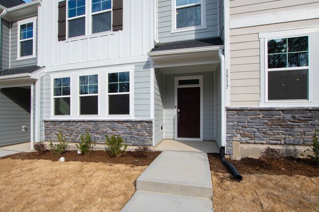 Building Photo - Move-In Ready 4-Bedroom Townhome in Rosedale!
