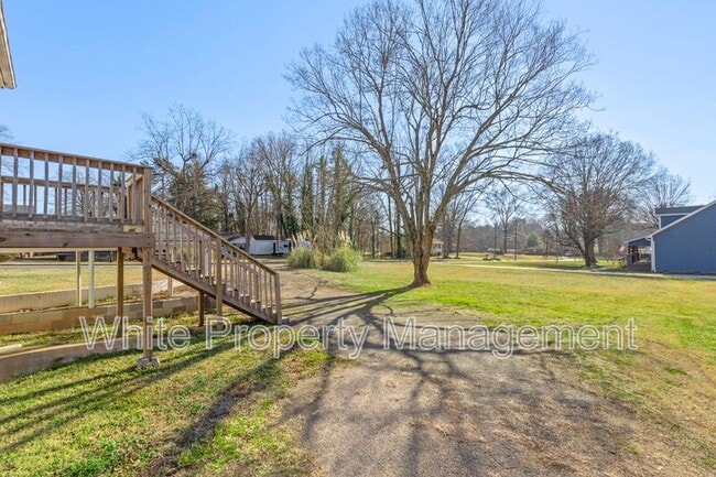 Building Photo - 401 W Ketchie St