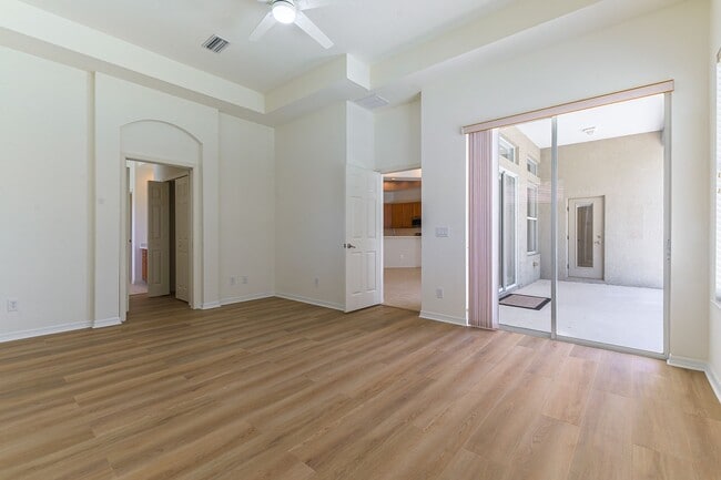 Building Photo - 4 Bed / 3 Bath Unfurnished Family Home wit...