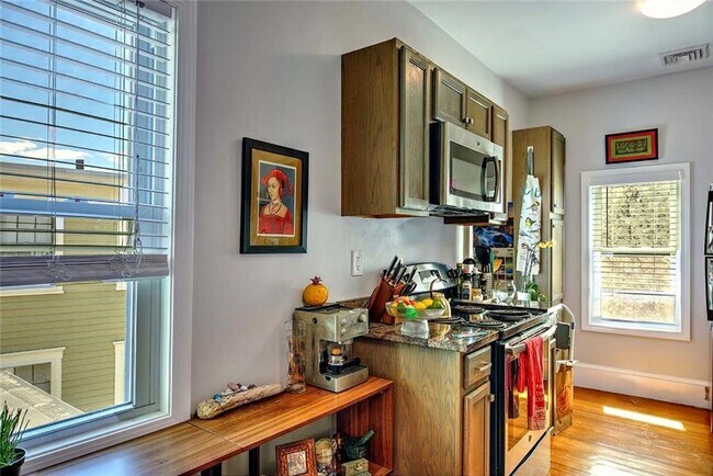 Building Photo - 220 Carpenter St