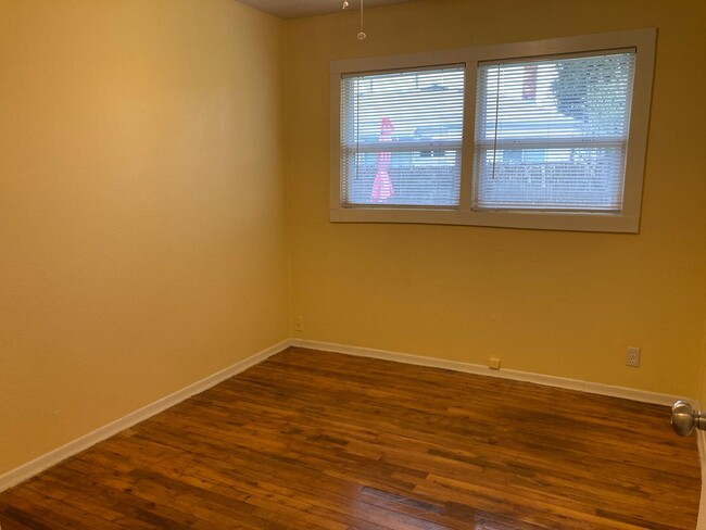 Building Photo - Charming Bungalow in Roselawn – Available ...