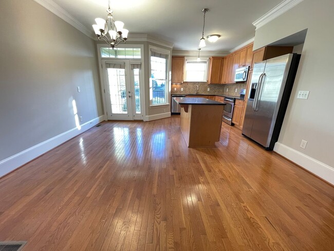 Building Photo - Charming 3br - 3ba in Davis Park, perfect ...