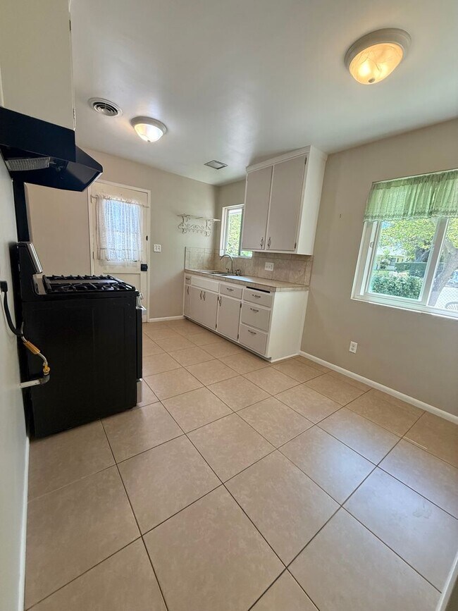 Building Photo - COMING SOON!! 2 BEDROOM 1 BATH HOME NEAR DOWNTOWN PASO ROBLES!!!!