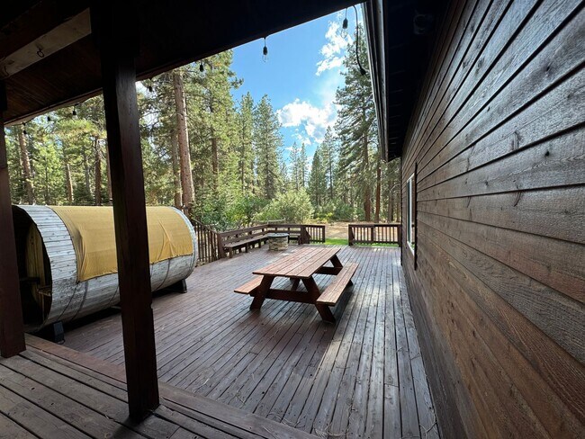 Building Photo - Luxury Mountain Retreat: 4-Bedroom Home wi...