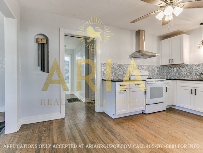 Building Photo - COMING SOON! 2 Bed/2 Bath Duplex Super Clo...