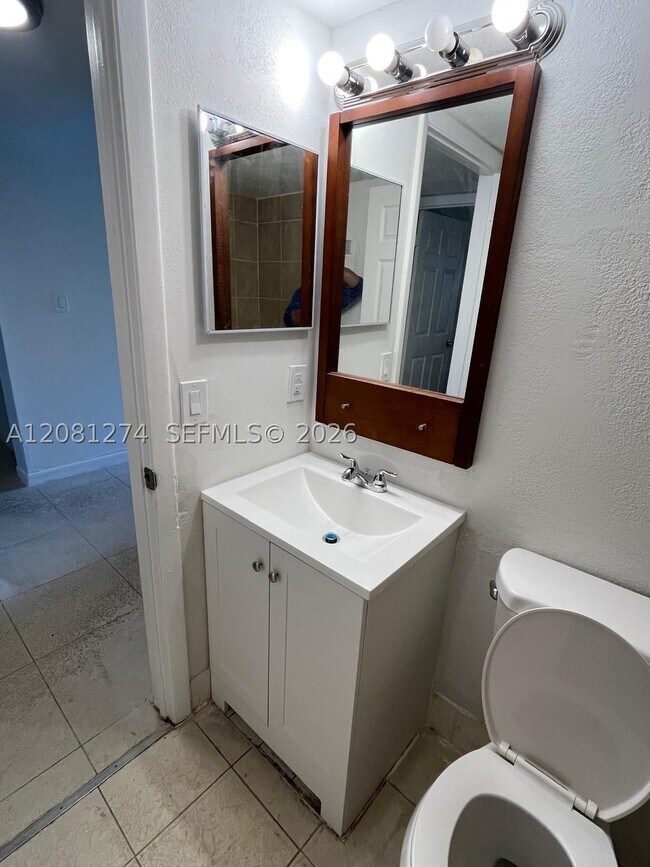 Building Photo - 4178 Lakeside Dr