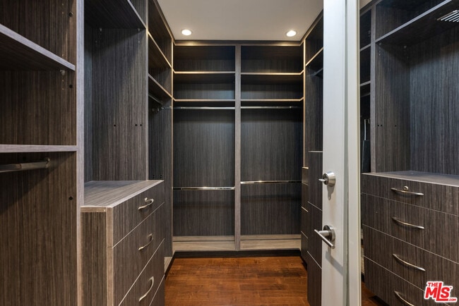 Building Photo - 1617 Roscomare Rd