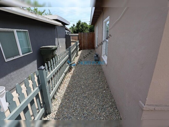 Building Photo - 1220 Browning Dr