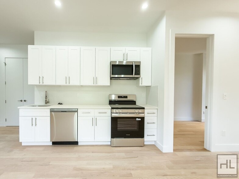 Building Photo - Expansive Sun-drenched Bed-Stuy 7 Bed 3-Bath Duplex