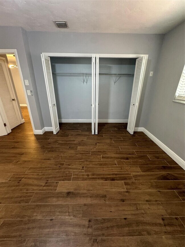 Building Photo - 315 SE 23rd Ave