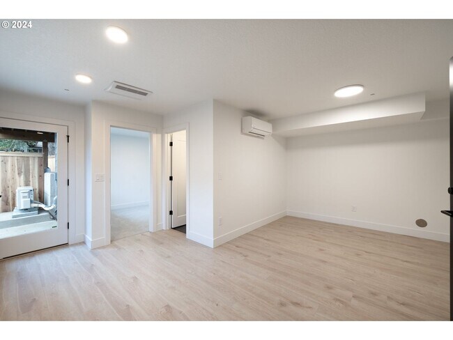 Building Photo - 617 SW Lobelia St