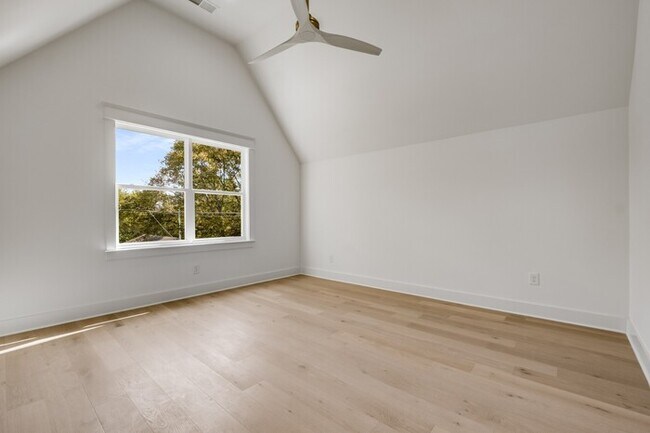 Building Photo - 1408 Lischey Ave