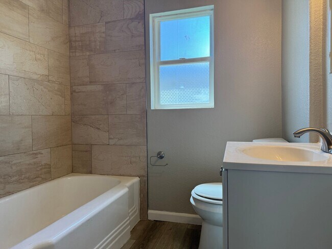 Building Photo - Near the heart of downtown 3 bedroom, 2 ba...