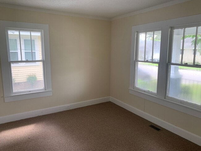 Building Photo - Quaint home located in City Limits