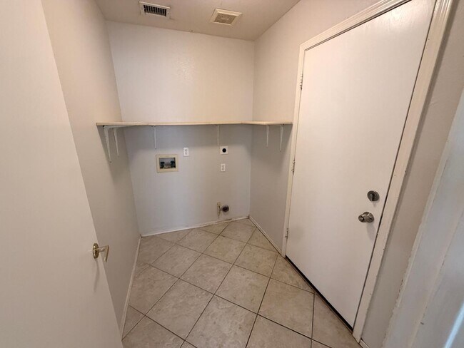 Building Photo - 7611 W Cinnabar Ave