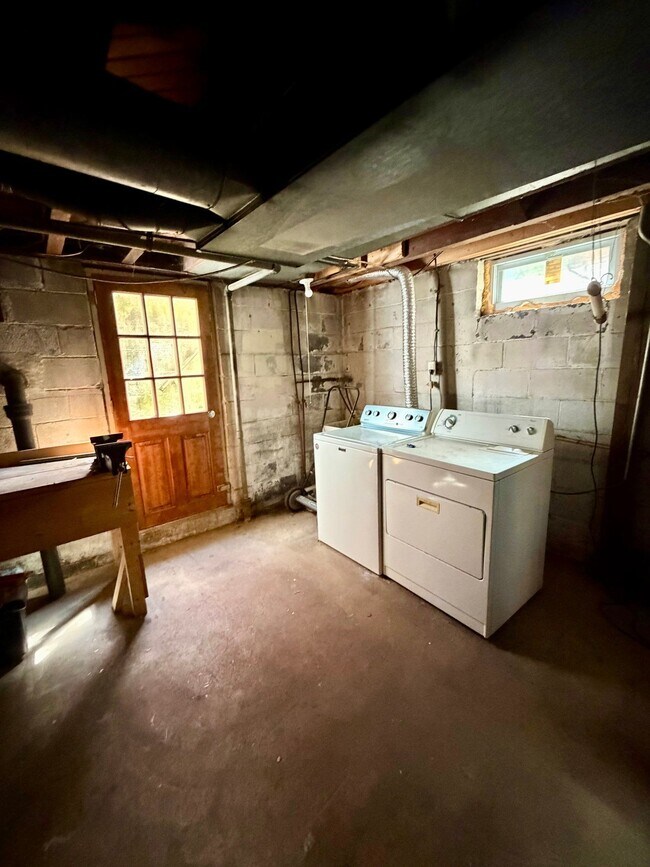 Building Photo - 738 E Madison St