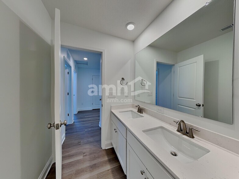 Building Photo - 9040 Henley Ave