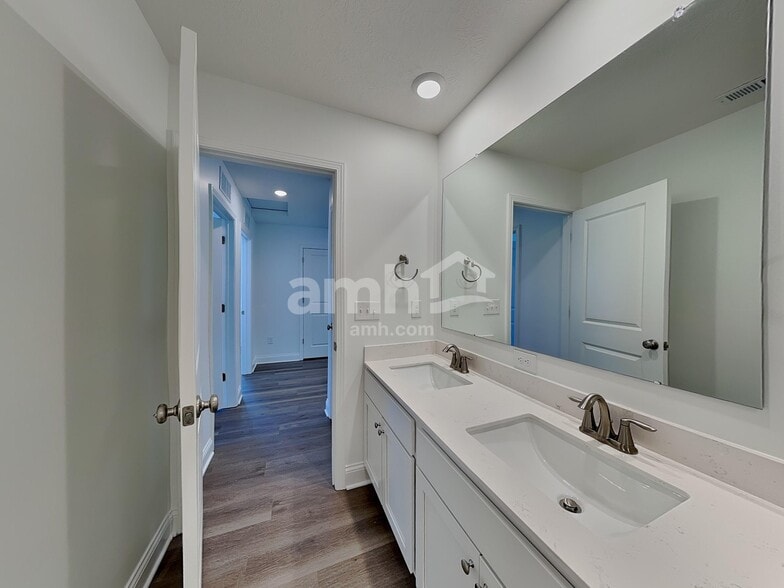 Building Photo - 9049 Henley Ave