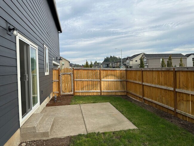 Building Photo - 4 bedroom 2.5 bathroom home!