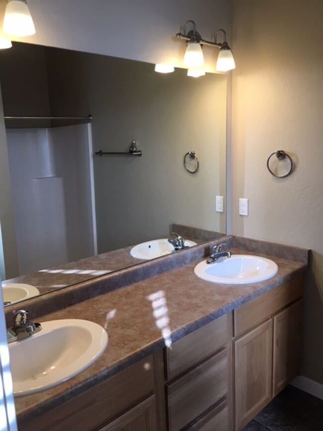 Building Photo - 3 LEVEL CONDO W/ UPGRADES, GARAGE/ FENCED ...