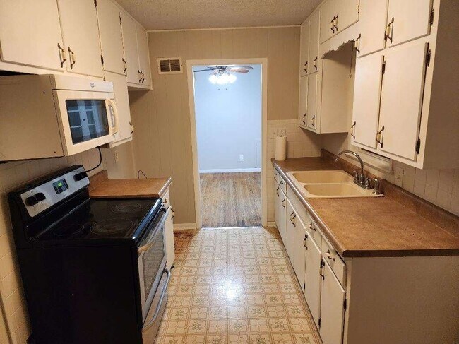 Building Photo - 2109 S Parkwood Ln