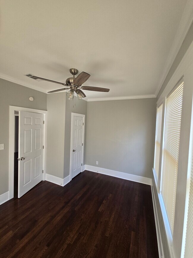 Building Photo - 328 Robinson Pl