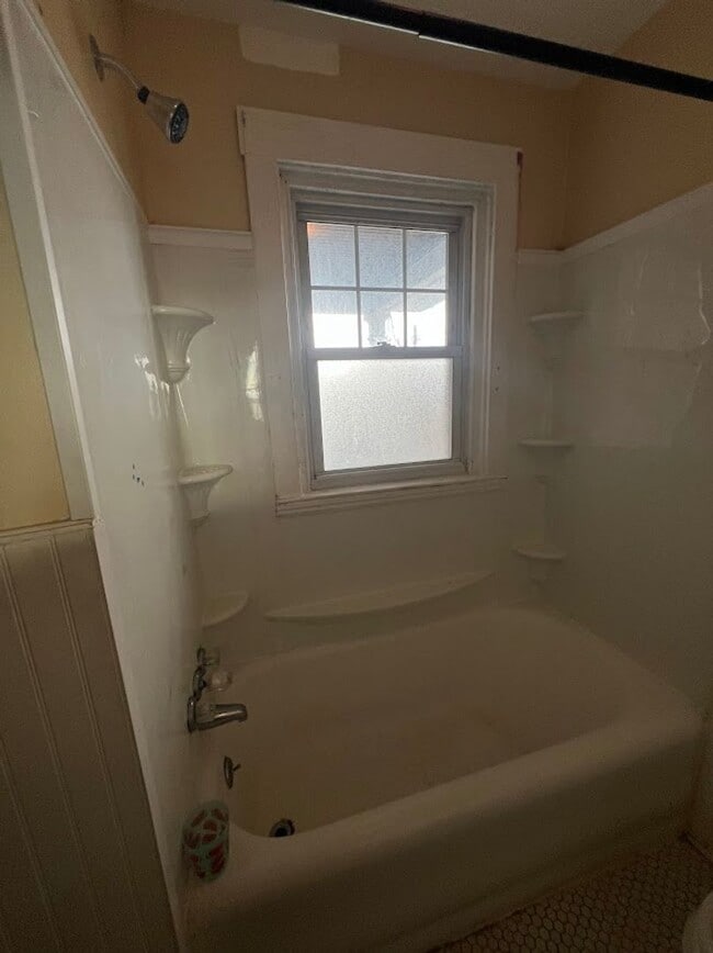 Building Photo - 4 Bedroom House