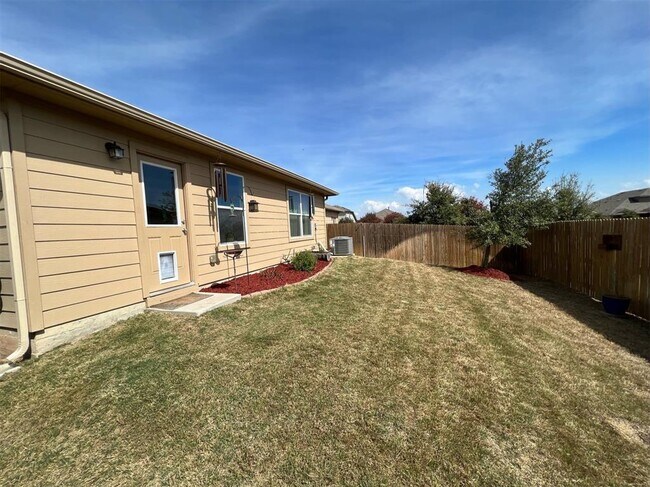 Building Photo - 2025 Langdale Ln