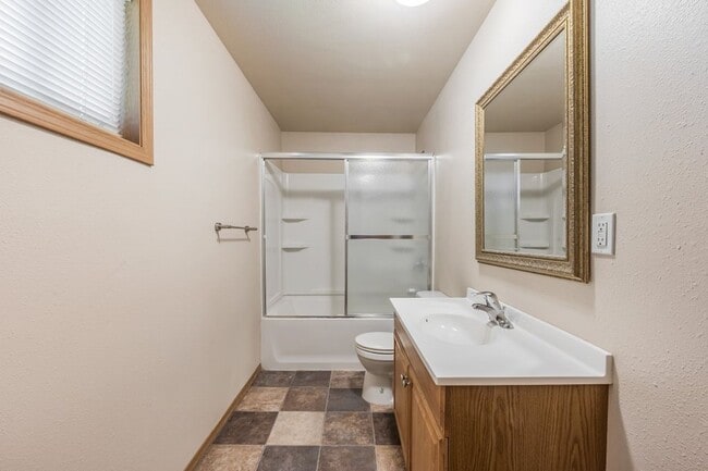 Building Photo - 2 bed 1 bath apartment (4plex building)