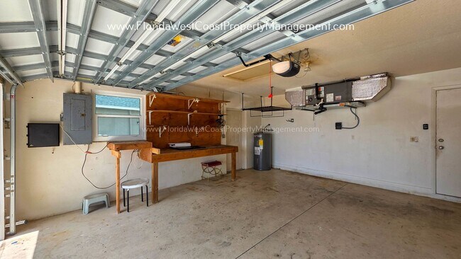 Building Photo - CUTE AND SPACIOUS 3 BEDROOM/ 2 BATH POOL HOME! NORTH PALMETTO! PET FRIENDLY!