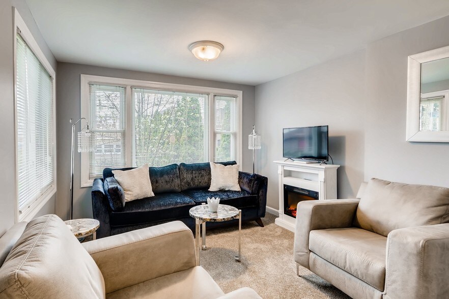 Building Photo - 2549 W Winnemac Ave