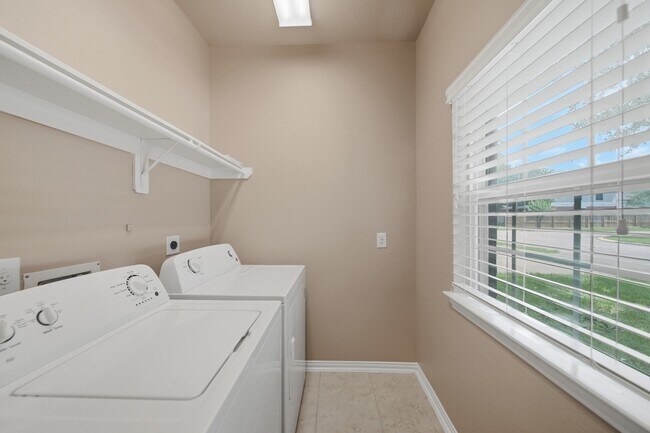 Building Photo - 2716 Sunshade Ct