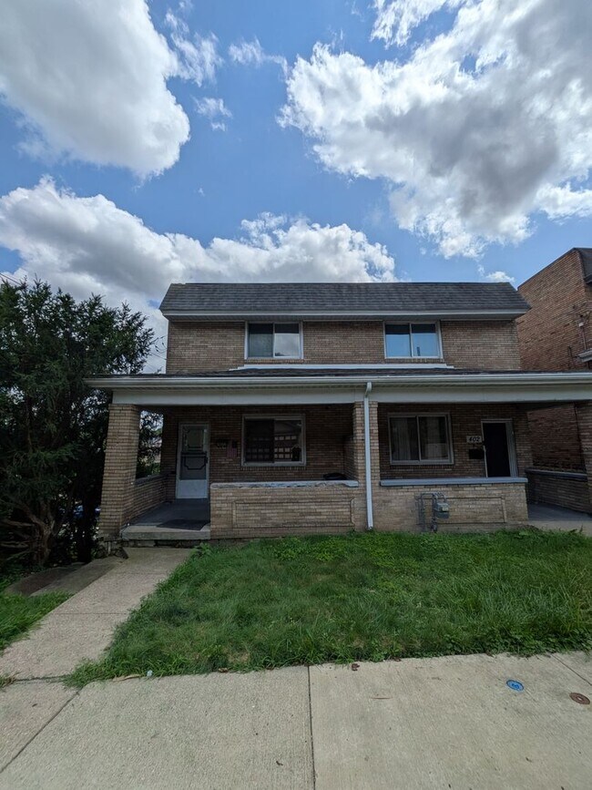 Building Photo - 2 bed 1 bath home with large living room a...