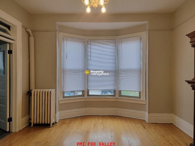 Building Photo - 4 or 5 Bedroom Upper Luxury Apartment with Custom Fireplace in Historic Building
