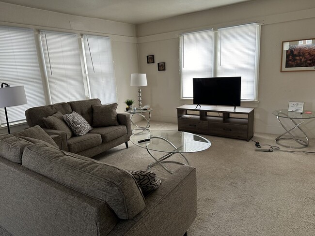 Building Photo - 707 N Orchard St