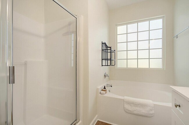 Building Photo - 148 Golfview Ln