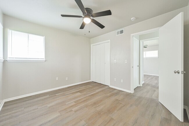 Building Photo - 1021 W Woodcrest Dr