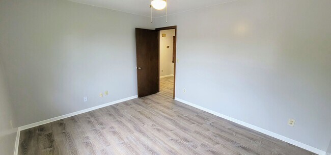 Building Photo - Lenoir City, 37772 - 2 Bedroom, 2 Full Bath, 1,000 square foot One-Level Condo SHORT TERM LEASE O...