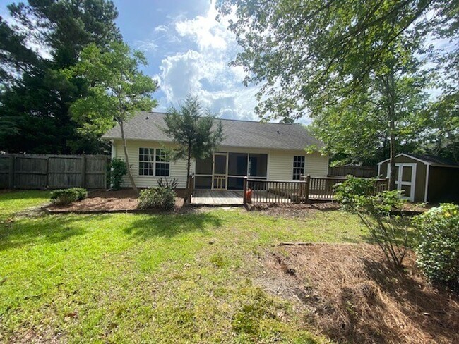 Building Photo - Welcome to this charming 3-bedroom, 2-bathroom home located in the vibrant city of Wilmington, NC.
