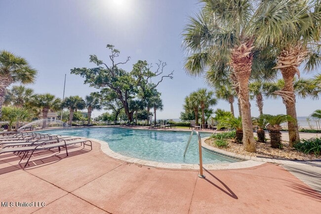Building Photo - 2228 Beach Dr