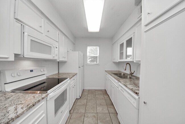 Building Photo - 2744 Briarhurst Dr