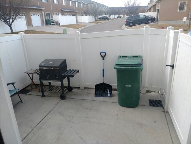 Building Photo - Large 4 Bed Townhome