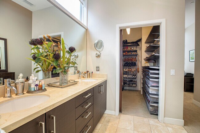 Building Photo - Modern Townhome Living in the Heart of Dow...