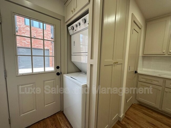 Building Photo - 911 NE 16th St