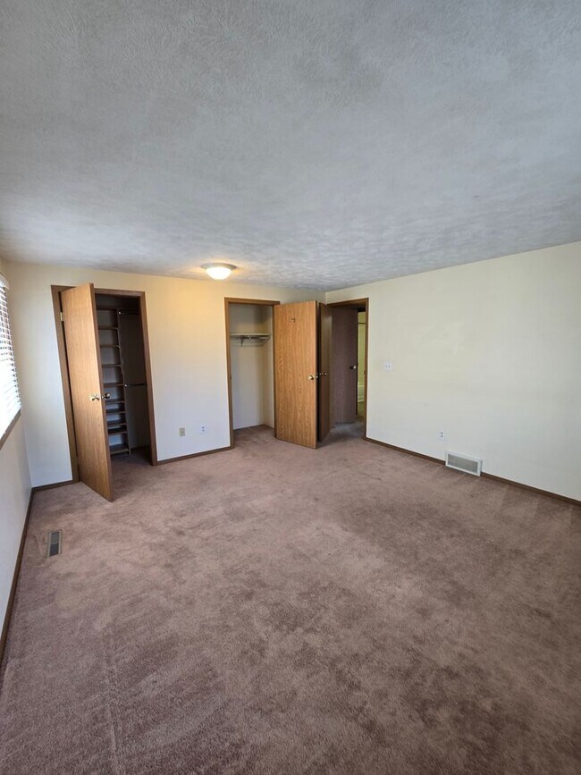 Building Photo - Three bedroom home in Franklin Square