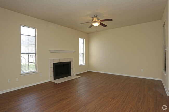 2BR,2BA - 1010SF - LIVING ROOM - Oak Tree Condominiums