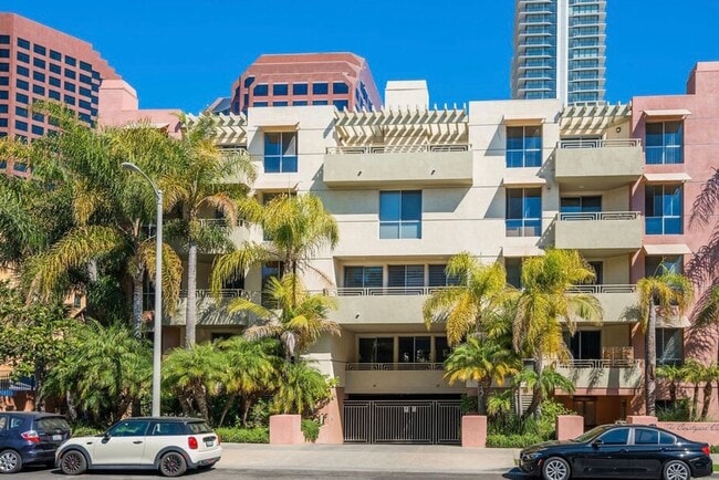 Building Photo - Rare Opportunity to Rent Spacious & Bright WLA Condo