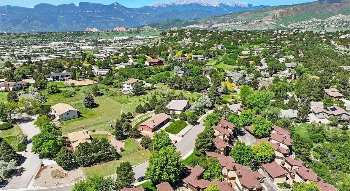 Building Photo - 821 Pebblewood Dr