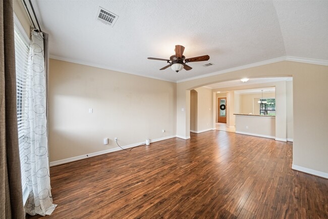 Building Photo - 12731 Pine Woods St