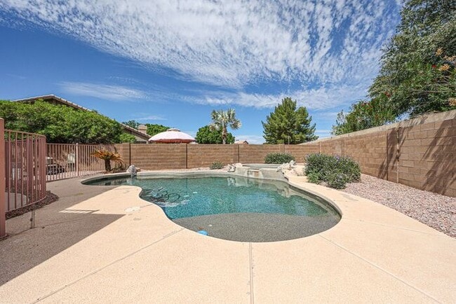 Building Photo - 5BD 3BA with Pool in West Chandler!